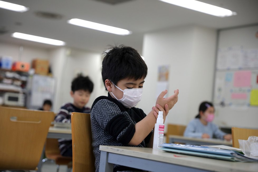 Školkové děti v rouškách v Tokiu v Japonsku (5. 3. 2020)