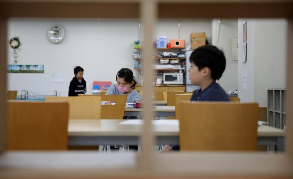Školkové děti v rouškách v Tokiu v Japonsku (5.3.2020)
