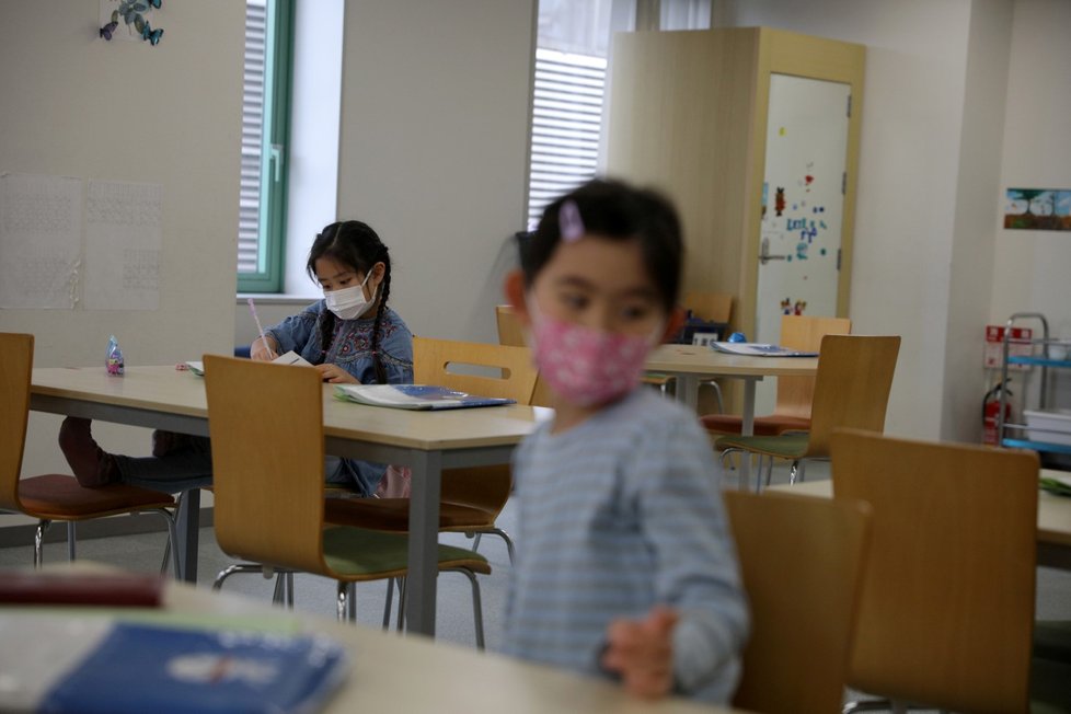 Školkové děti v rouškách v Tokiu v Japonsku (5.3.2020)
