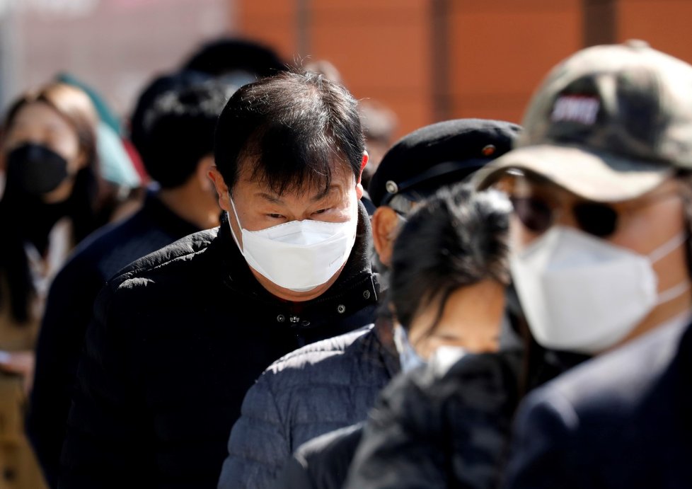 Lidé v jihokorejském Daegu stojí ve frontě na roušky. (5.3.2020)