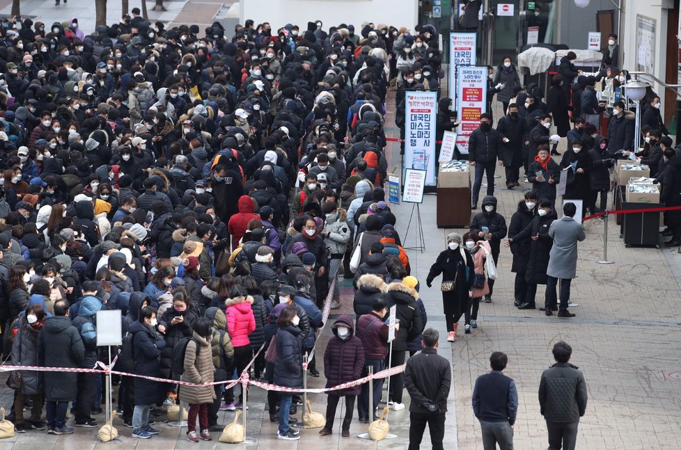 Lidé ve frontách na roušky v jihokorejském Seoulu (3.3.2020)