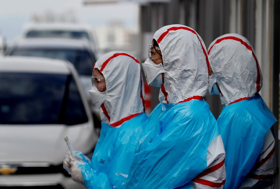 Lékař v „drive-through“ klinice, která testuje příznaky nemoci COVID-19 (3.3.2020).