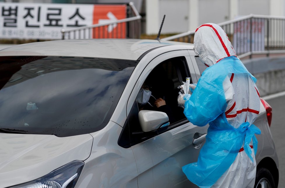 Lékaři vyšetřují řidiče v &#34;drive-through&#34; klinice, která testuje příznaky nemoci COVID-19 (3. 3. 2020).