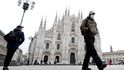 Lidé v rouškách na náměstí v Milánu