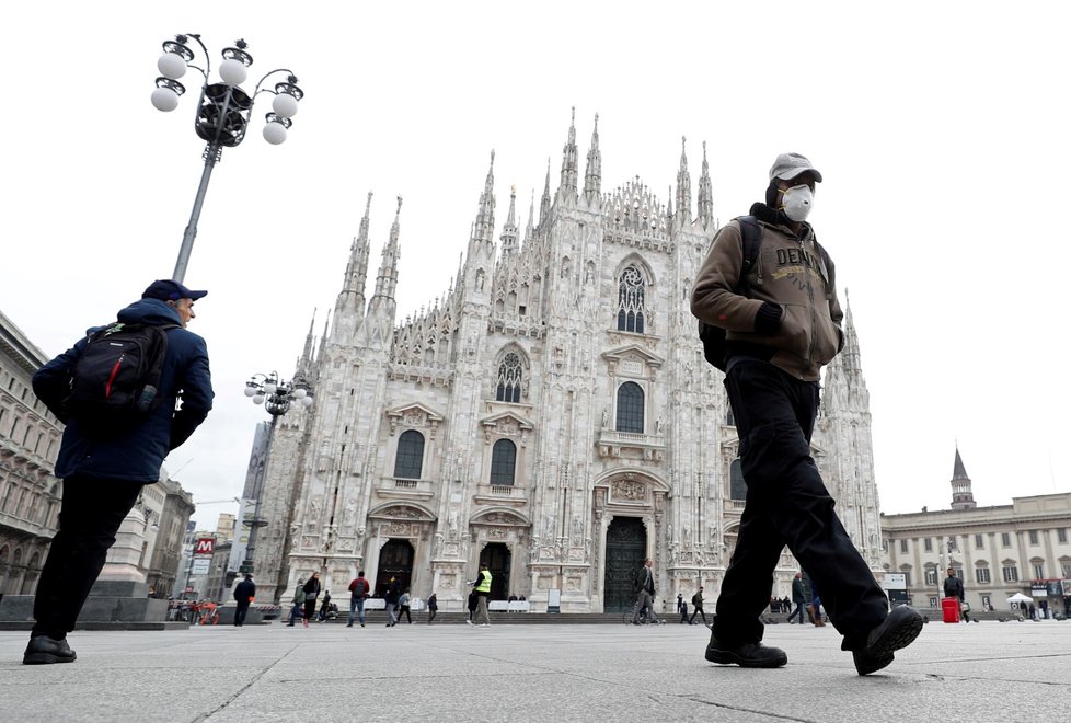 Lidé v rouškách na náměstí v Milánu (5.3.2020)