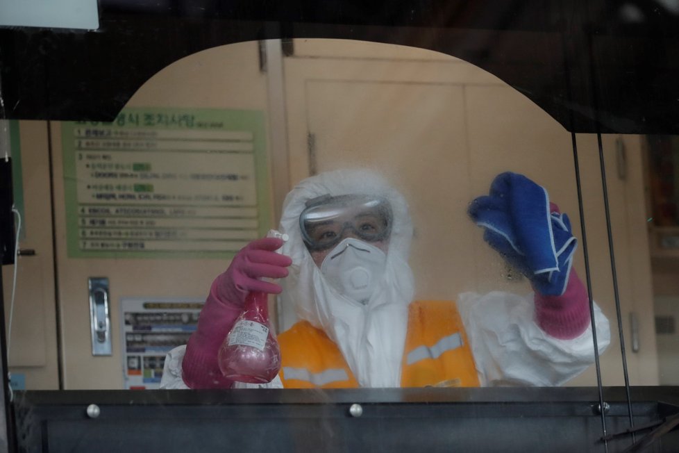 Pracovníci dezinfikují metro v jihokorejském Soulu (11.3.2020)