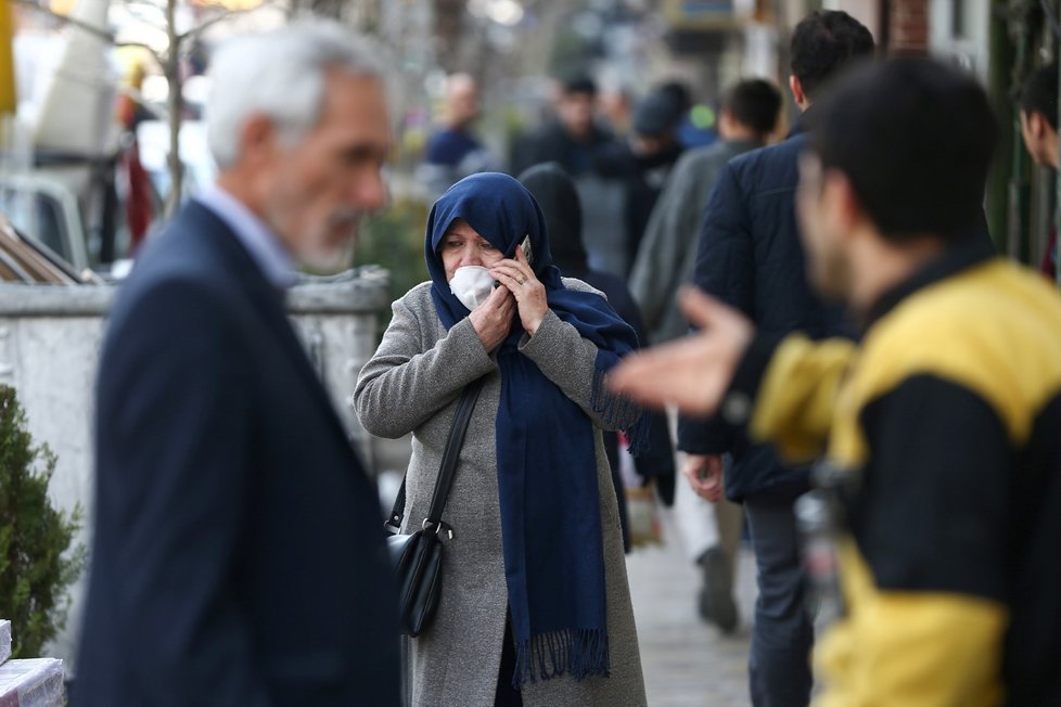Žena s rouškou na ulici v Teheránu, hlavního města Íránu (5.3.2020)