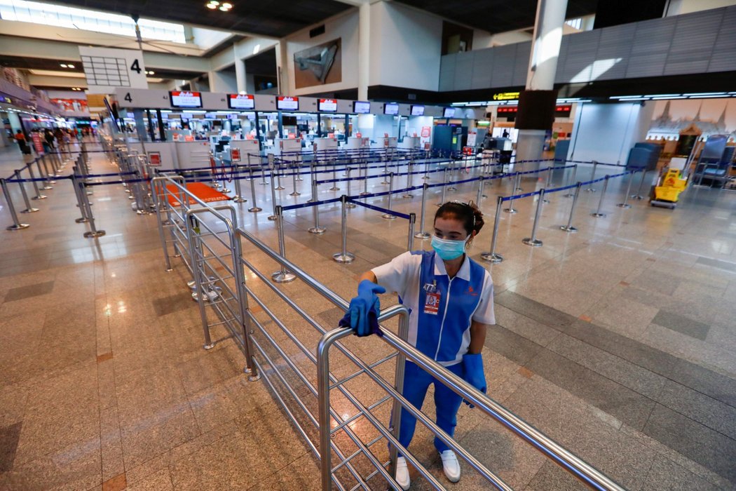 Pracovnice čistí letiště v Bangkoku (11.3.2020)