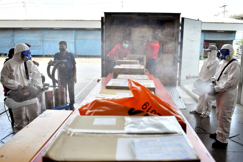 Pracovník pošty thajského Bangkoku dezinfikuje zaoceánské balíky (5.3.2020)