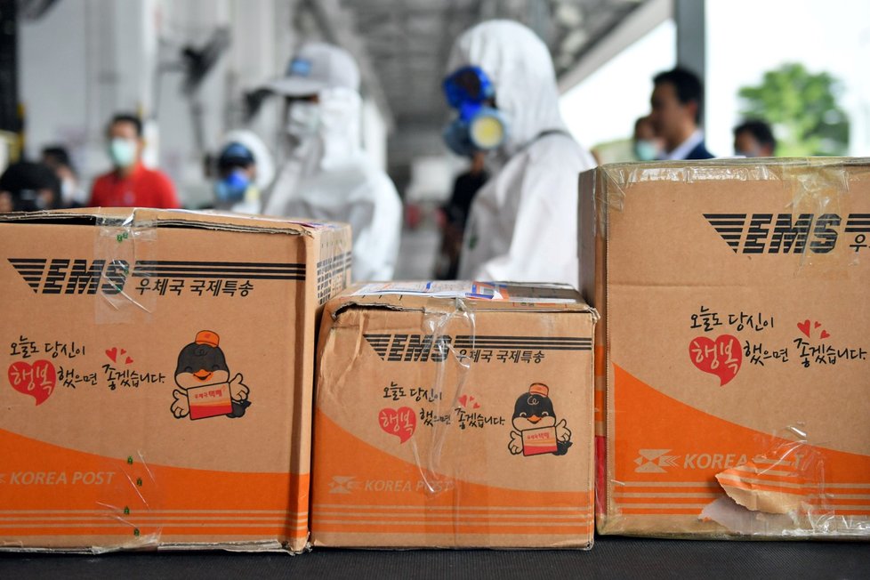 Pracovník pošty thajského Bangkoku dezinfikuje zaoceánské balíky. (5.3.2020)