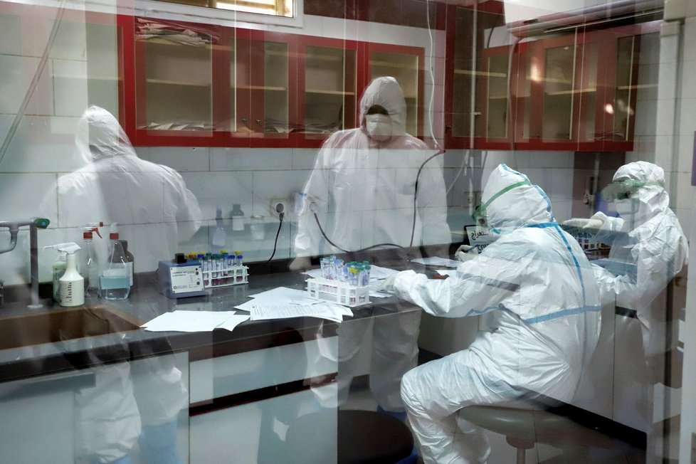 Íránští lékaři vyšetřují vzorky pacientů s podezřením na nákazu koronavirem. (10.3.2020)
