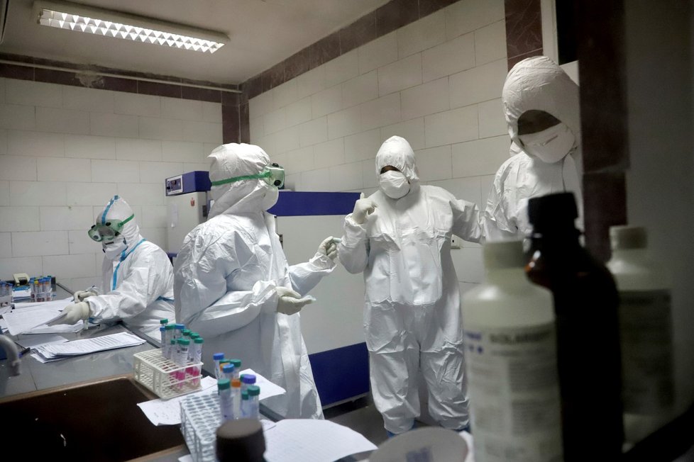 Íránští lékaři vyšetřují vzorky pacientů s podezřením na nákazu koronavirem. (10. 3. 2020)