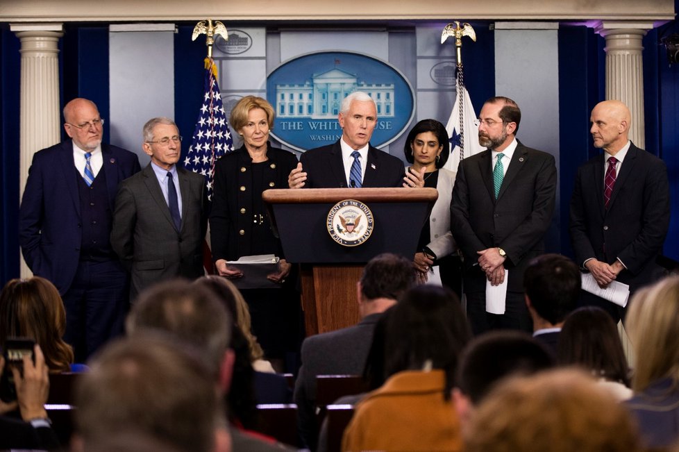 Americký viceprezident Mike Pence na tiskové konferenci v Bílém Domě týkající se koronaviru (2.3.2020)