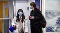 Na letiště v Kanadě dorazili čínští turisté s maskami přes obličej