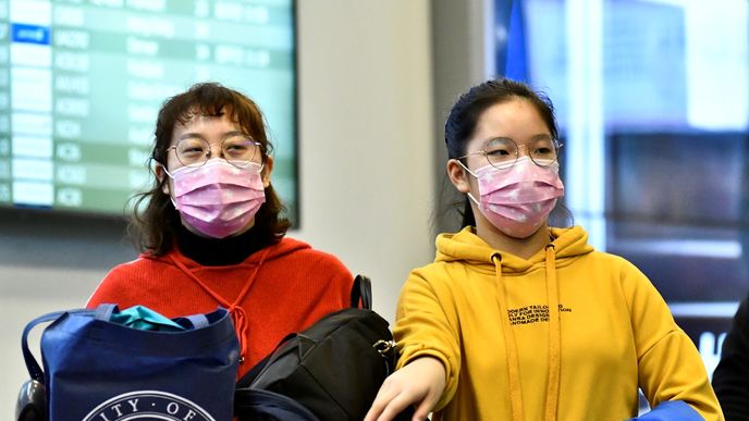 Na letiště v Kanadě dorazili čínští turisté s maskami přes obličej