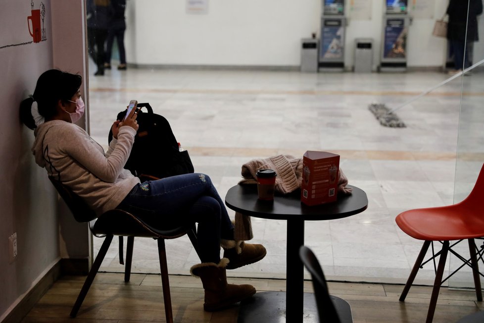 Na letiště v Kanadě dorazili čínští turisté s maskami přes obličej