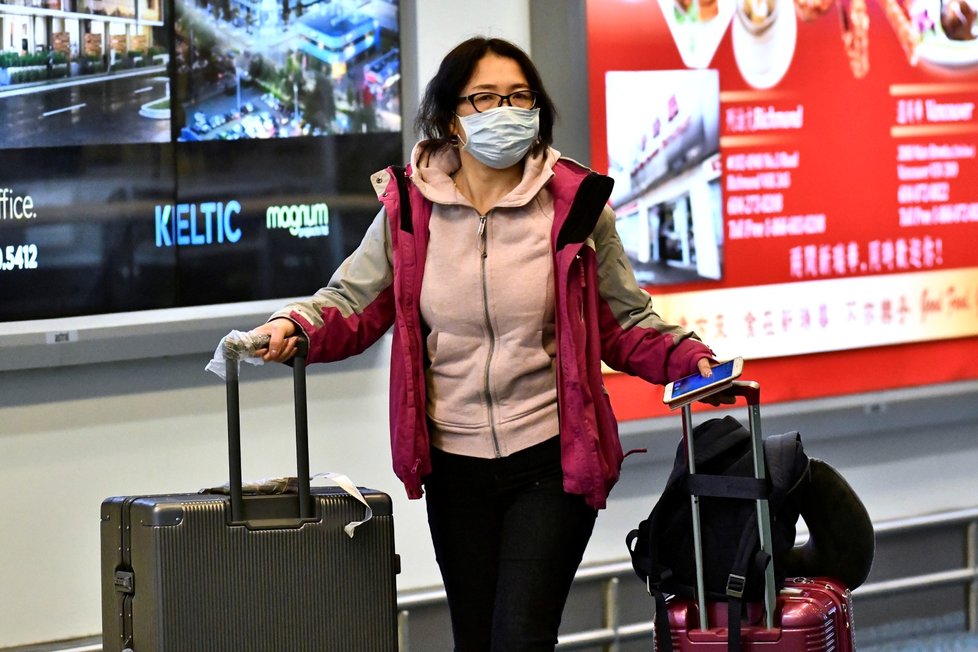 Na letiště v Kanadě dorazili čínští turisté s maskami přes obličej