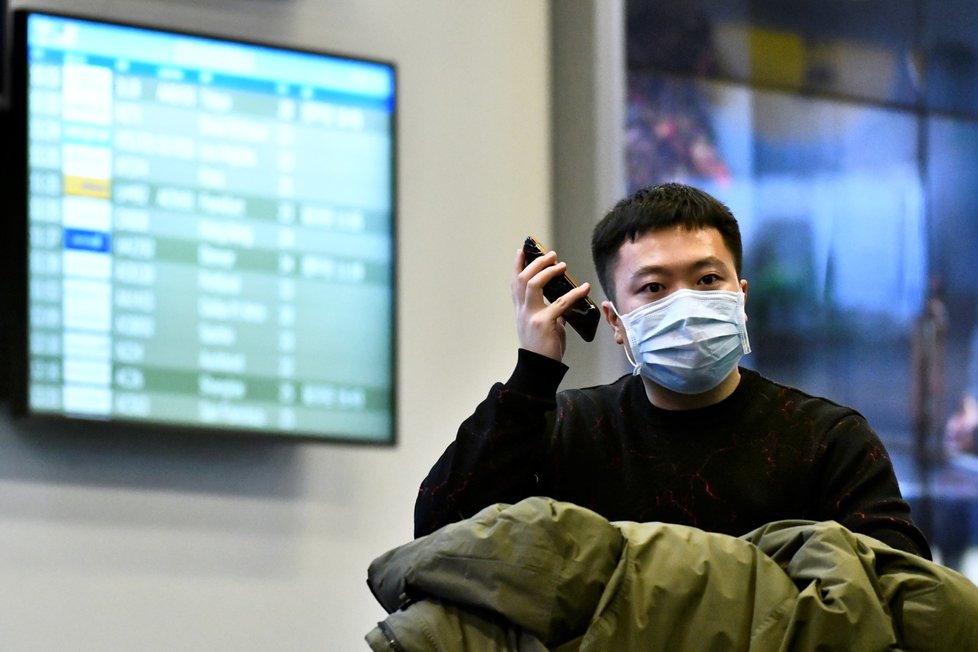 Na letiště v Kanadě dorazili čínští turisté s maskami přes obličej.