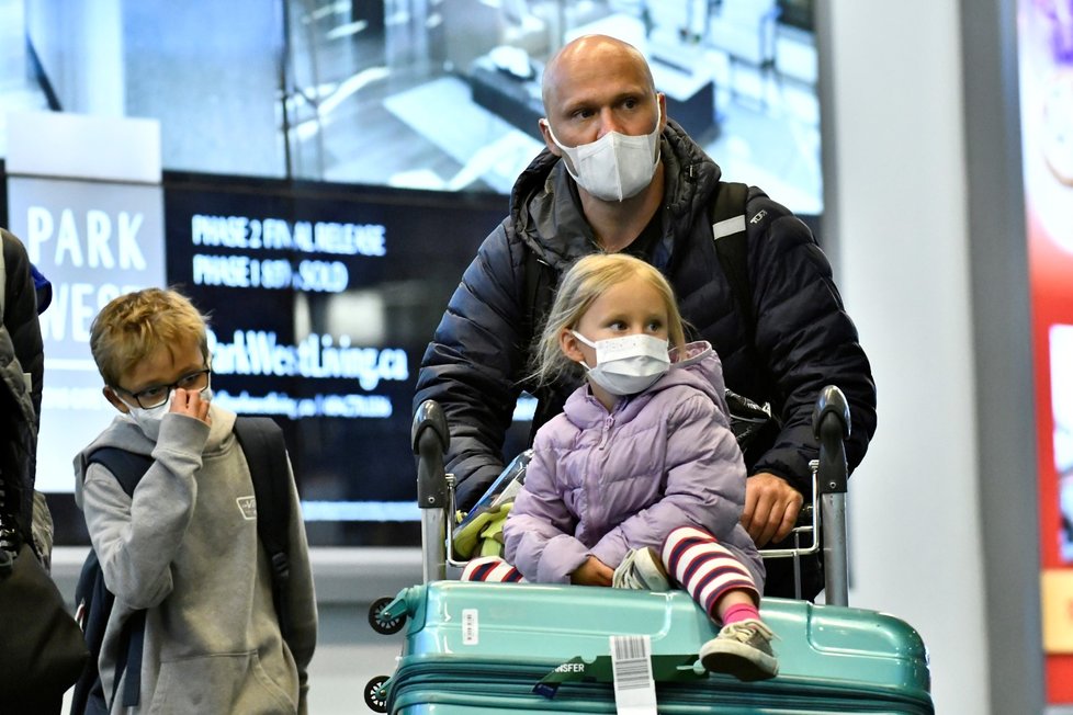 Na letiště v Kanadě dorazili čínští turisté s maskami přes obličej.