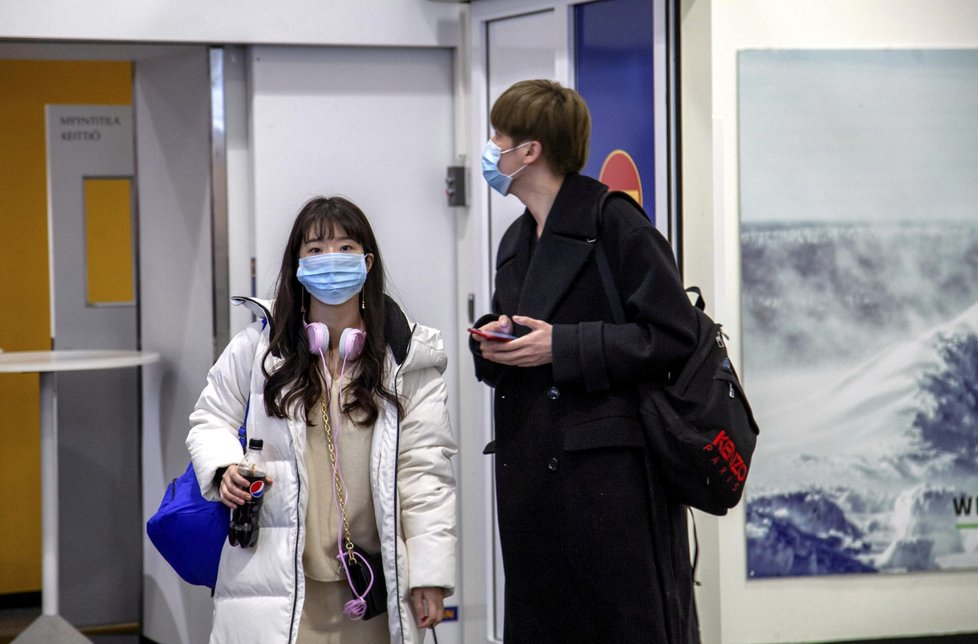 Na letiště v Kanadě dorazili čínští turisté s maskami přes obličej.