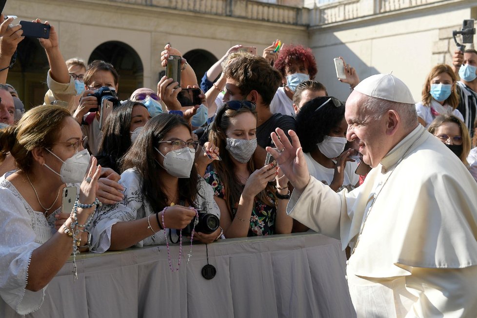 Koronavirus ve Vatikánu: Papež se opět vydal mezi své ovečky, ale bez roušky (16. 9. 2020)