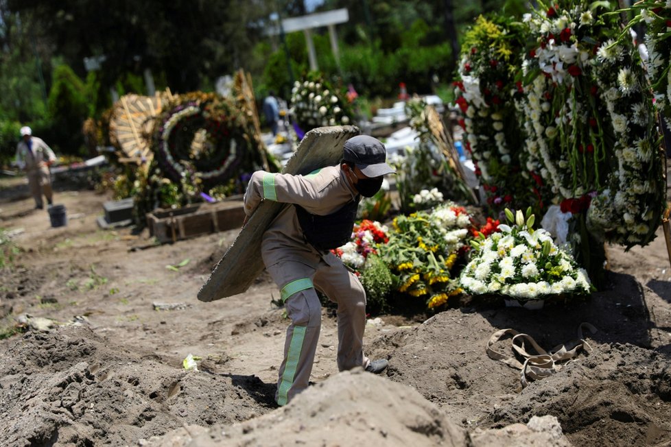 Koronavirus v Mexiku: Hromadné pohřby lidí, kteří zemřeli s nákazou covid-19. Většina zesnulých byli senioři (6. 8. 2020).