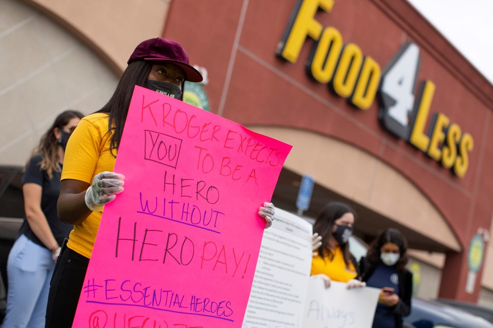 Koronavirus v USA: Protesty zaměstnanců Food4Less za lepší podmínky v práci (6.8.2020)