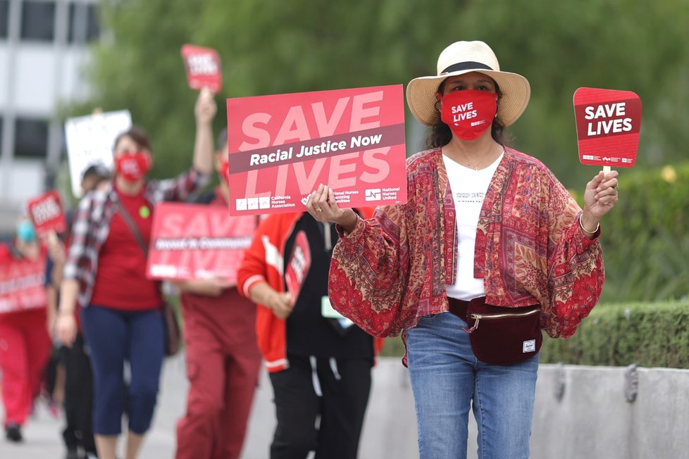 Koronavirus v USA: V Los Angeles probíhají protesty zdravotních sestřiček, které bojují za lepší pracovní podmínky (6.8.2020)