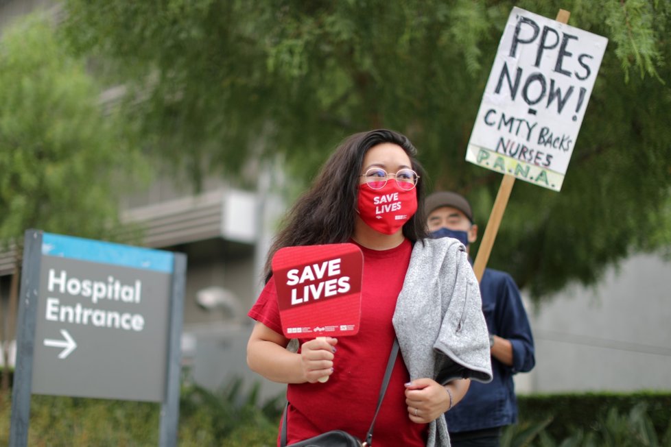 Koronavirus v USA: V Los Angeles probíhají protesty zdravotních sestřiček, které bojují za lepší pracovní podmínky (6.8.2020)