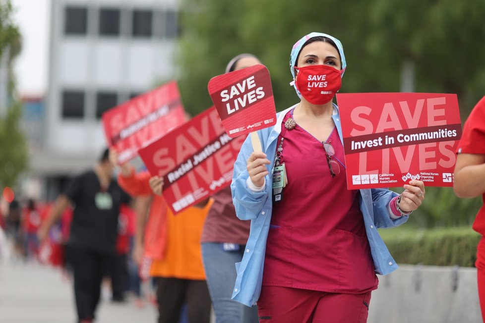 Koronavirus v USA: V Los Angeles probíhají protesty zdravotních sestřiček, které bojují za lepší pracovní podmínky (6.8.2020)