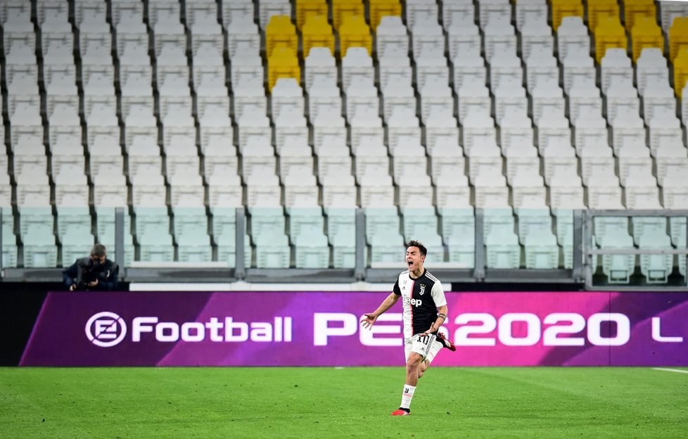 Italský stadion Inter Milán s prázdnými tribunami (10. 3. 2020)