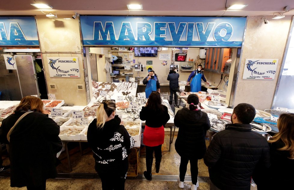 Lidé v rouškách nakupují na trzích v Neapoli (11.3.2020).