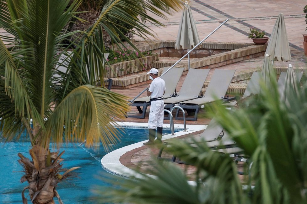 Mytí bazénu hotelu H10 Costa Adeje Palace na ostrově Tenerife, který je kvůli koronaviru v karanténě (27.2.2020).