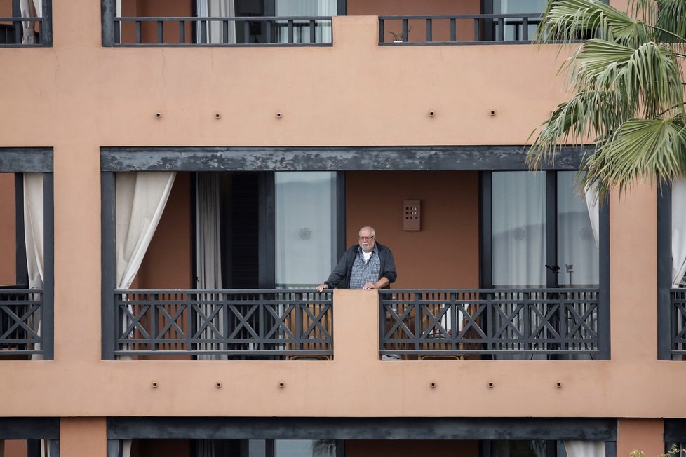 Muž na balkóně hotelu H10 Costa Adeje Palace na ostrově Tenerife, který je kvůli koronaviru v karanténě (27.2.2020).