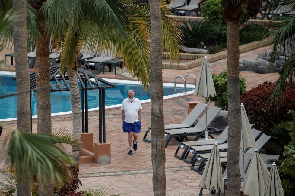 Muž u bazénu hotelu H10 Costa Adeje Palace na ostrově Tenerife, který je kvůli koronaviru v karanténě (27.2.2020).