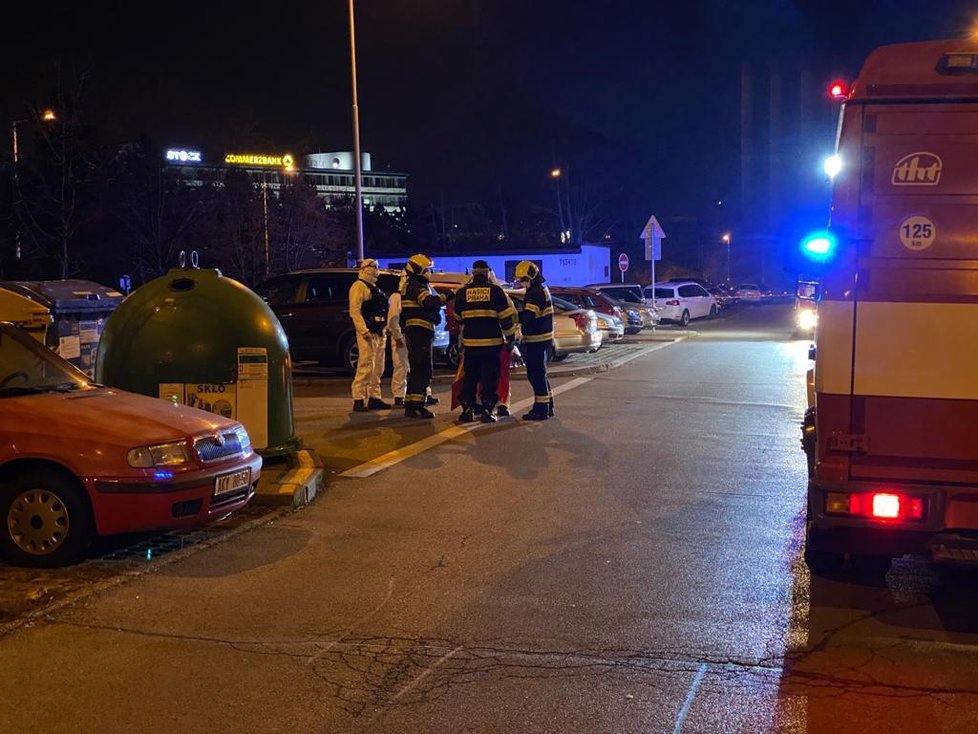 Policisté převáželi dvě podezřelé osoby, které nejspíš byly nakažené koronavirem. Informace o tom, že byli v Rakousku a že mají horečky, zatajili. Vedoucí policie poslal podezřelé osoby domů.