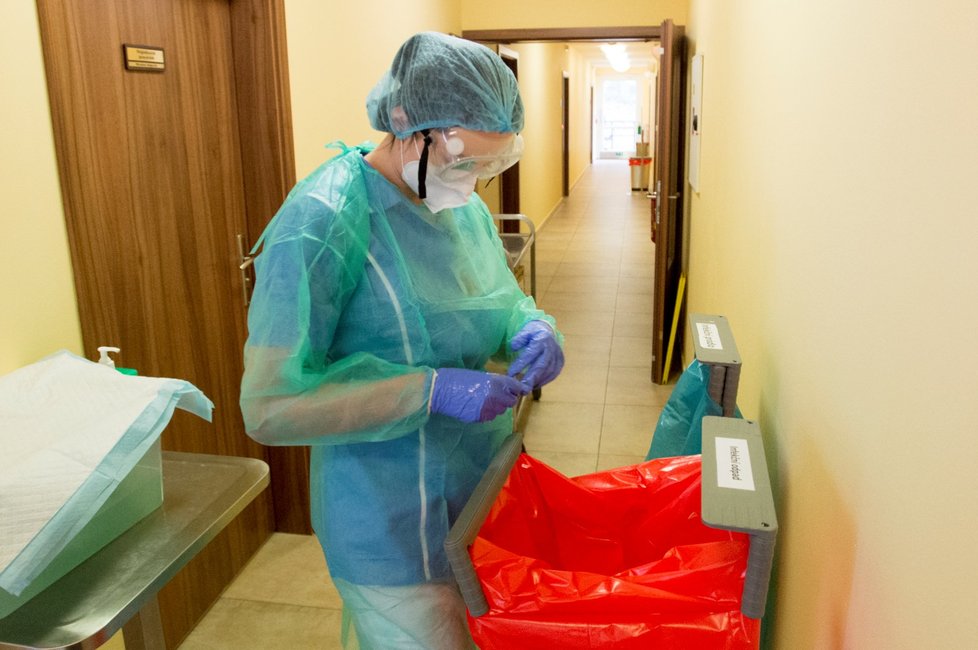 Rehabilitační ústav v Brandýse nad Orlicí (na snímku z 9. listopadu 2020 je pracovnice ústavu v infekční zóně) se již stará o pět pacientů s covidem-19. ČTK to řekla ředitelka Světlana Jeřábková. Ústav funguje jako záložní zařízení