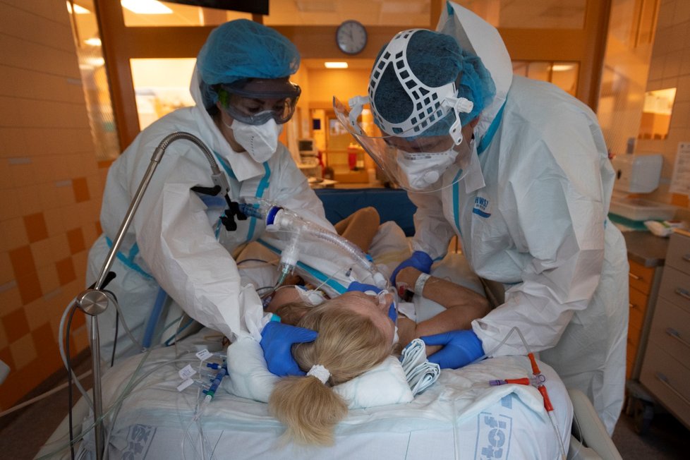 Oddělení na klinice anesteziologie, resuscitace a intenzivní medicíny ve Všeobecné fakultní nemocnici v Praze, kde ošetřují pacienty s koronavirem (12. 10. 2020).