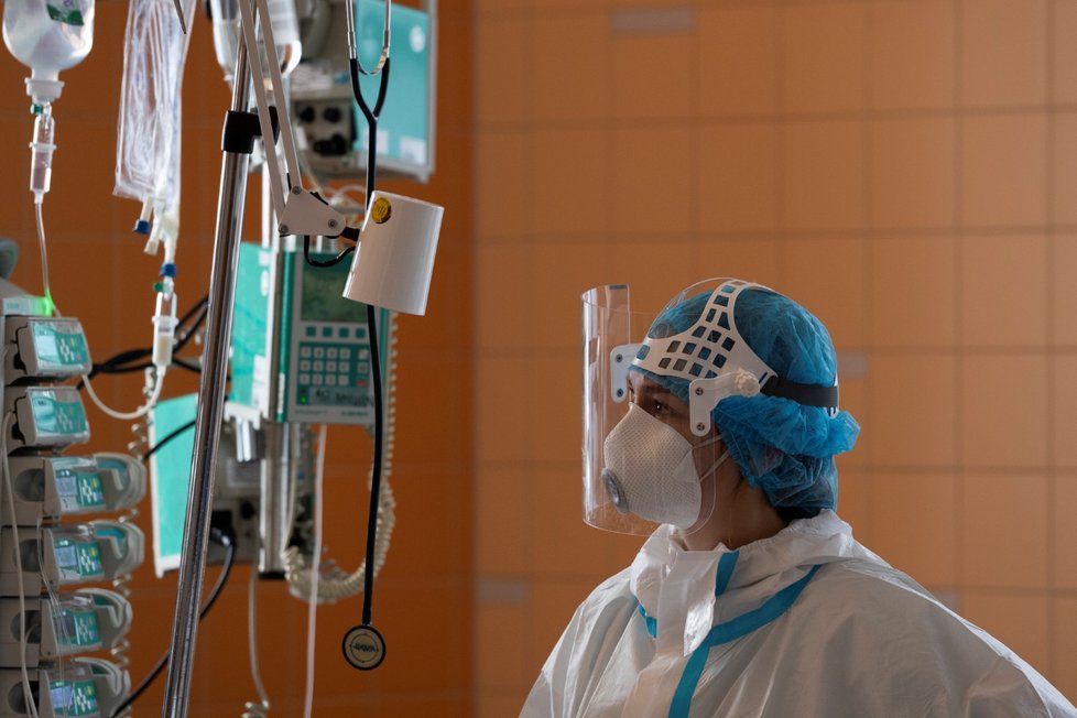 Oddělení na klinice anesteziologie, resuscitace a intenzivní medicíny ve Všeobecné fakultní nemocnici v Praze, kde ošetřují pacienty s koronavirem (12. 10. 2020)