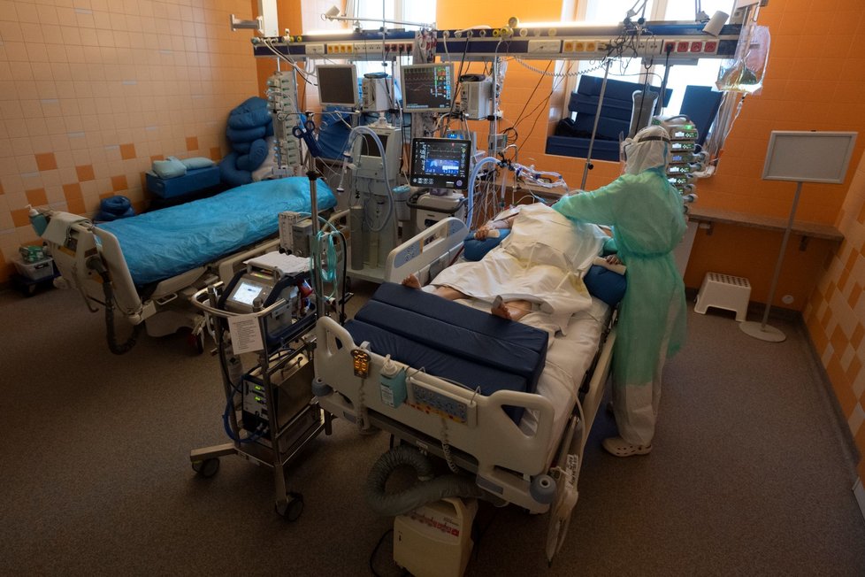 Oddělení na klinice anesteziologie, resuscitace a intenzivní medicíny ve Všeobecné fakultní nemocnici v Praze, kde ošetřují pacienty s koronavirem (12. 10. 2020).