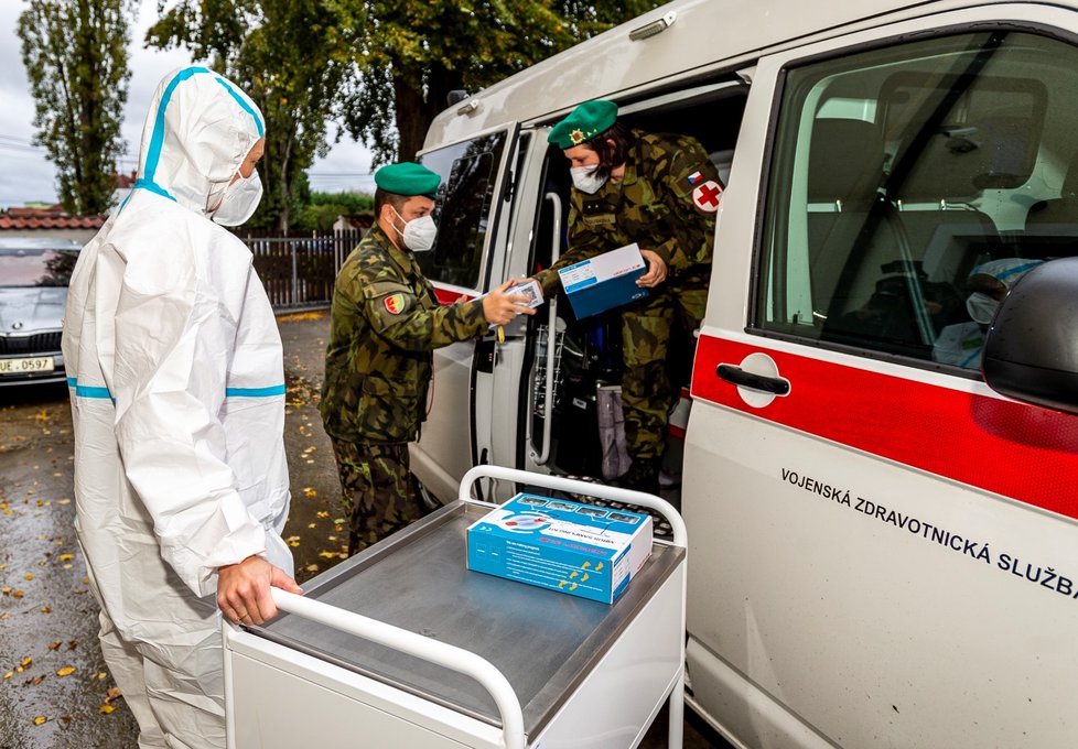 Otestovat zhruba 100 lidí přijela 14. října 2020 armáda do Diakonie v Krabčicích u Litoměřic, která provozuje domov pro seniory a lidi s Alzheimerovou nemocí.