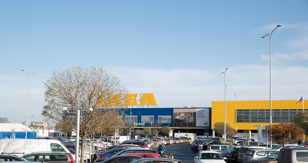 Plné parkoviště před obchodním domem IKEA na pražském Zličíně (6. 12. 2020)