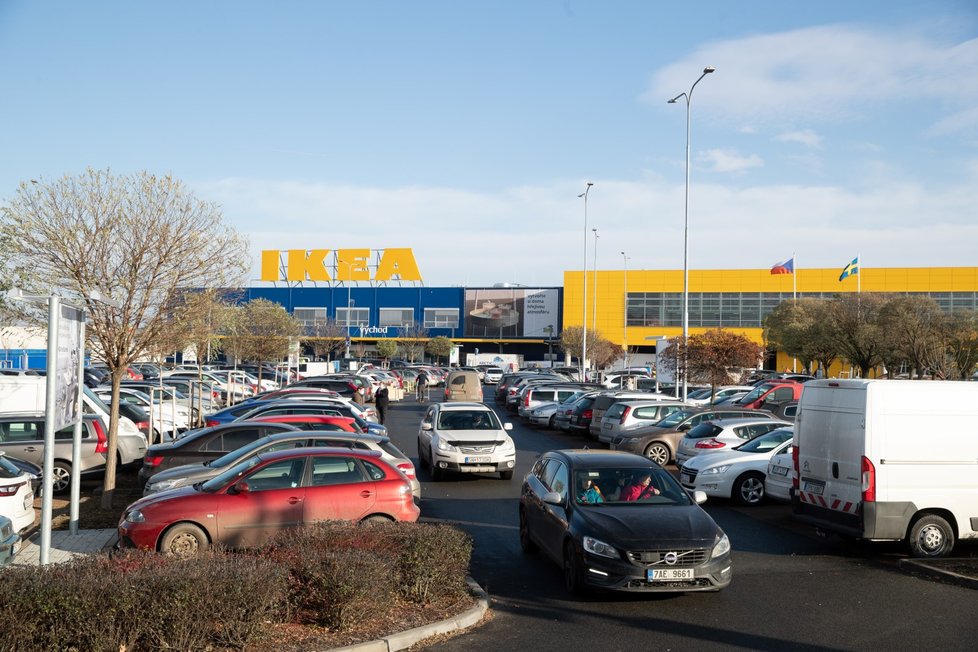 Plné parkoviště před obchodním domem IKEA na pražském Zličíně (6. 12. 2020)