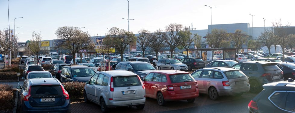 Plné parkoviště před obchodním domem IKEA na pražském Zličíně (6. 12. 2020)