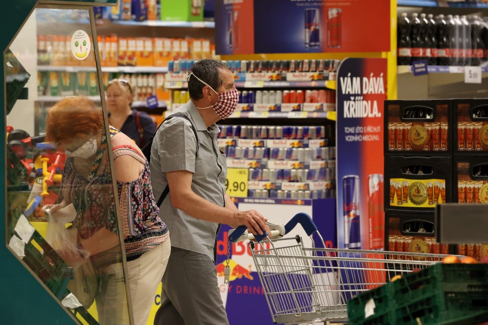 Povinnost roušek při nákupech v Česku s výjimkou Moravskoslezského kraje ke 30. 6. skončila. Někdo si zakrytý obličej nechal při nákupu i 1. 7. 2020