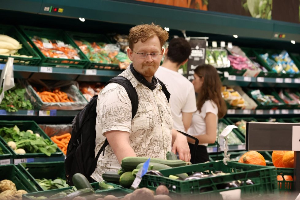 Povinnost roušek při nákupech v Česku s výjimkou Moravskoslezského kraje ke 30. 6. skončila. Někdo si zakrytý obličej nechal při nákupu i 1. 7. 2020.