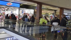 Češi se po uzavírce řady obchodů vrátili do nákupních center (6.12.2020)