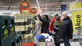 Češi v nákupní horečce před Silvestrem: Vedle alkoholu letos vedou světové delikatesy