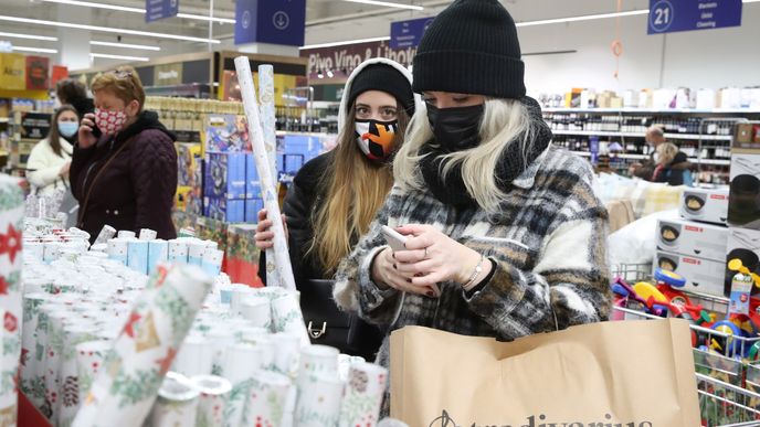 Češi poslední víkend před Štědrým dnem zaplnili obchodní centra