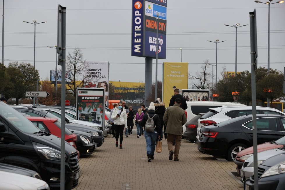 Češi poslední víkend před Štědrým dnem zaplnili obchodní centra (19.12. 2020)